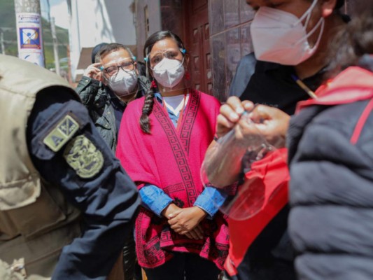 La candidata presidencial peruana del Partido Juntos por el Perú, Veronika Mendoza, hace cola para ingresar a un colegio electoral en el pueblo de San Sebastián, cerca de Cuzco, Perú, durante las elecciones generales del 11 de abril de 2021. Foto: Agencia AFP.