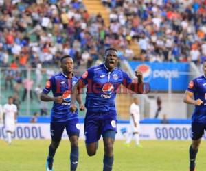 Javier Estupiñán celebrando su primer gol ante Olimpia vistiendo el uniforme de Motagua. (Fotos: Ronal Aceituno / Grupo Opsa)