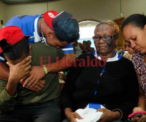 La familia de Juan Carlos García lloraba desconsoladamente en el velorio del jugador. (Fotos: Edwin Romero / Grupo Opsa)