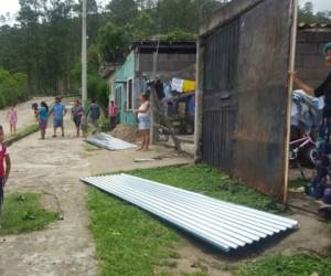 En cada una de las viviendas fueron entregadas las láminas de zinc por las autoridades de Copeco. Foto: Cortesía Copeco.