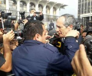 El exmandatario llegó fuertemente custodiado por miembros de la Policía hasta los tribunales en Guatemala donde será presentado ante un juez por el caso de corrupción del Transurbano. Foto:EL HERALDO