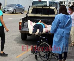 Una paciente en busca de atención es llevada en la parte trasera de un carro pick-up al centro de triaje del CCI. Foto: David Romero/El Heraldo