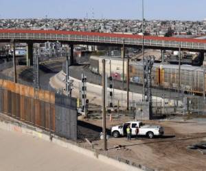 Se construye una nueva barrera a lo largo de la frontera entre Texas y México cerca del centro de El Paso. Foto AP