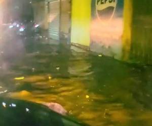 Las calles de algunas zonas quedaron inundadas, como en el barrio El Manchén, donde se formó un gran encharcamiento cerca de la posta policial.