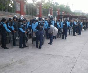 Agentes policiales en las inmediaciones de la Universidad Nacional Autónoma de Honduras.