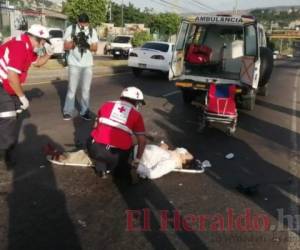 La víctima fue atendida por socorristas, pero las lesiones de gravedad le segaron la vida. Foto: Estalin Irías/ EL HERALDO.