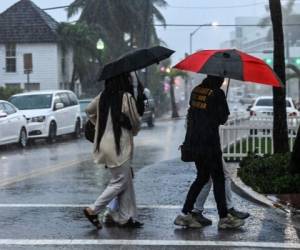 Todo el sur de Florida estaba en la noche bajo advertencias o avisos de huracán, incluyendo Miami y Fort Lauderdale, que ya mostraban algunas inundaciones, según imágenes de televisión. Foto: AFP