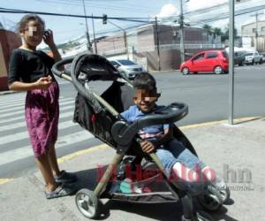 José, con apenas 10 años, pasa sus días en un coche de bebé, pues no tiene una silla de ruedas para movilizarse.