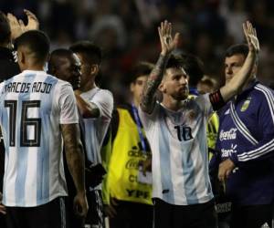 Messi despidiéndonse de la afición de Argentina tras ganar 4-0 a Haití en La Bombonera.