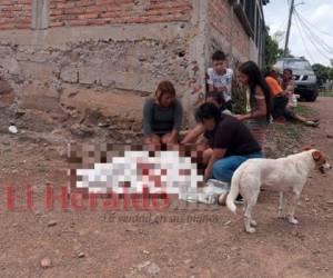 Los familiares lloraban desconsolados tras enterarse del asesinato del joven. Foto: Estalin Irías/ EL HERALDO