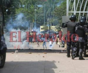 Un nuevo enfrentamiento se registró este miércoles entre miembros del MEU y policías antimotines en los portones de Ciudad Universitaria de Tegucigalpa. Foto: David Romero / EL HERALDO.