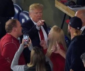 El presidente estadounidense Donald Trump se marcha del quinto juego de la Serie Mundial entre los Astros de Houston y los Nacionales de Washington. Foto: AP.