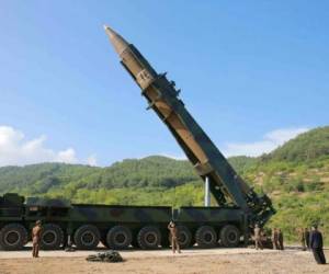 El hecho de poseer un ICBM aumentaría el peso de Pyongyang en sus futuras negociaciones internacionales para obtener concesiones de Estados Unidos. Foto: AFP/KCNA VIA KNS