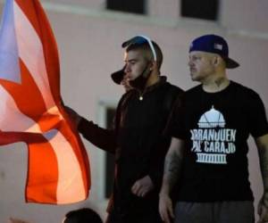 Bad Bunny y Residente lanzaron la canción para celebrar la salida de Rosselló. Foto: Agencia AP.