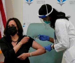 La enfermera registrada Patricia Cummings administra la vacuna covid-19 a la vicepresidenta electa Kamala Harris el 29 de diciembre de 2020 en el United Medical Center en Washington, DC. Foto: AFP