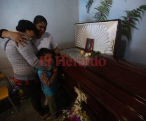 Su madre y su tía lloran frente al ataúd de Adán Francisco. Foto: Estalin Irías/EL HERALDO
