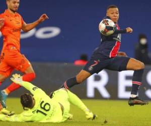 Kylian Mbappe del PSG, derecha, abre el marcador para su equipo en el partido de Paris Saint-Germain contra Montpellier en el estadio Parc-des-Princes. Foto: AP.