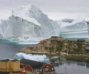 La autoridades de Groenlandia han pedido a los habitantes de esa zona de la isla Innarsuit que evacúen la costa, por los temores de que el iceberg --que apareció el jueves-- pueda romperse e inundar el lugar. (Foto: AP)