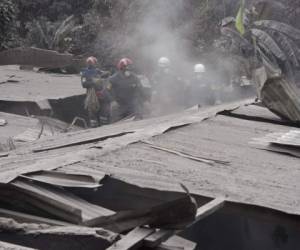 La cifra de víctimas mortales por la violenta erupción del domingo del Volcán de Fuego en Guatemala se elevó a 72. Foto AFP