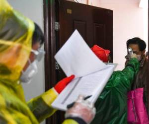 El virus se detectó por primera vez en diciembre en China y desde entonces más de 70,000 personas han sido infectadas en todo el mundo. Foto: AP.