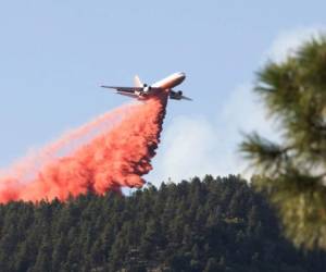 Un avión lanza retardante en una zona cercana a un incendio forestal en Flagstaff, Arizona. Foto: Ben Shanahan/Arizona Daily Sun vía AP