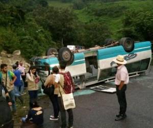 La unidad de transporte quedó con las llantas hacia arriba.