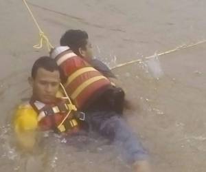 La familia se encontraba pescando cuando una fuerte corriente del rio aumentó la afluencia del agua dejándolos atrapados.