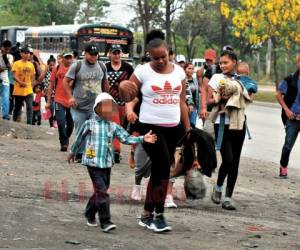 Al menos 1,000 hondureños salieron la noche del martes de San Pedro Sula en una nueva caravana con destino a Estados Unidos.