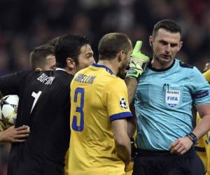 Gianluigi Buffon cuando le reclamó al árbitro inglés Michael Oliver. Foto:AFP