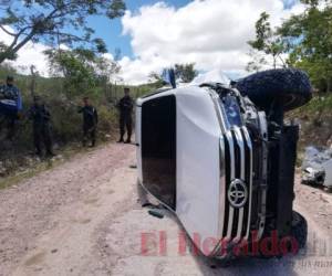 Así quedó el automotor luego que una llanta explotara en plena marcha. Foto: Estalin Irías/El Heraldo.