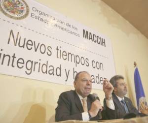 Sergio Jellinek, asesor de comunicaciones de la OEA, y Juan Jiménez Mayor, vocero de la Maccih, durante una conferencia.