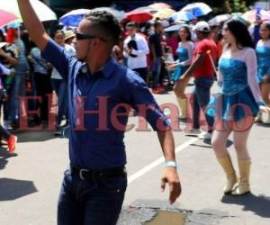 ¿Quién dice que los hombres no pueden dirigir un cuadro de palillonas? Foto captura video