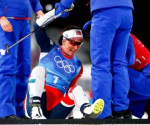 La noruega Marit Bjoergen cayó en la nieve luego de ganar el relevo 4x5 kilómetros del esquí de fondo en los Juegos Olímpicos de Pyeongchang, Corea del Sur. Foto: AP