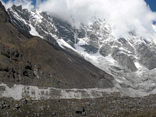 El avión se dirigía hacia un aeropuerto de Cachemira pero no logró aterrizar a causa del mal tiempo y perdió el contacto al sobrevolar el valle de Spiti, en el norte de India. Agencia AFP.