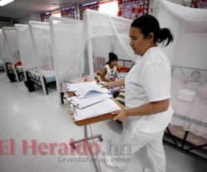 La sala de febriles del HE está ocupada en un 80%. Foto: Emilio Flores / EL HERALDO.