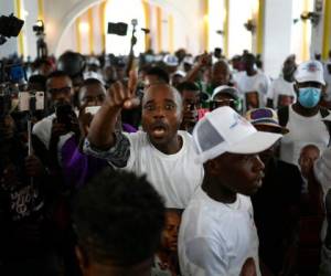 Un hombre exige que se haga justicia durante una misa el jueves 22 de julio de 2021 en honor del presidente haitiano asesinado Jovenel Moïse, en la catedral de Cabo Haitiano, Haití. Foto: AP