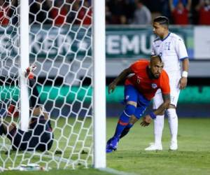 Arturo Vidal tras anotarle un gol a Honduras en Temuco. Emilio Izaguirre al fondo, incrédulo por el tanto del chileno. (AFP)