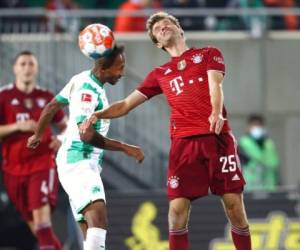 Thomas Müller, del Bayern Múnich, y Julian Green, del Fürth, disputan un balón en el duelo de la Bundesliga. Foto: AP
