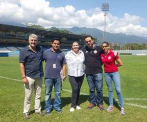 El cuerpo técnico de la sub 20 de Costa Rica que está hospedada en Comayagua, visitó el estadio Morazán. Foto cortesía: CBC Canal 6.