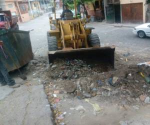 El personal de la comuna a diario realiza el levantamiento de los restos de la construcción de las calles de la ciudad.Foto:Cortesía AMDC