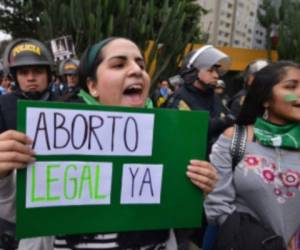 Según el proyecto, las mujeres y otras personas 'con identidades de género con capacidad de gestar” tienen derecho a interrumpir de forma voluntaria su embarazo hasta la semana 14 inclusive del proceso gestacional. Foto: AFP