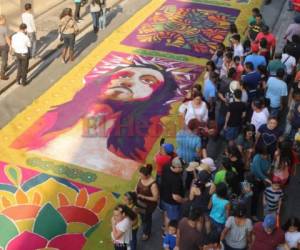 Las coloridas alfombras engalanan esta tarde el Santo Entierro que conmemora el acto hecho por Cristo. (Foto: David Romero/ El Heraldo Honduras)