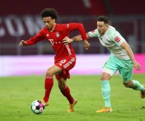 El atacante del Bayer Múnich Leroy Sane, izquierda, se disputa el balón con Kevin Mohwald, de Werder Bremen, en un partido de la Bundesliga alemana. (AP Foto/Matthias Schrader)