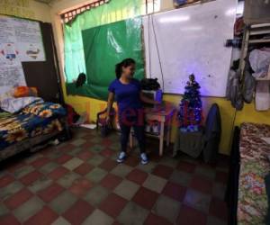 Las 18 familias están ocupando siete aulas del centro educativo. En algunas de ellas los refugiados han colocado árboles de Navidad. Los afectados están esperando ser reubicados. Foto: Jimmy Argueta/EL HERALDO