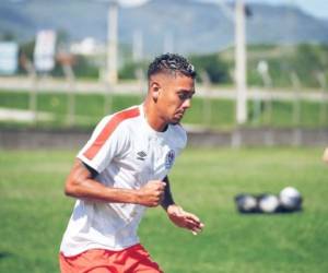 Pedro Troglio reveló después del partido que el mediocampista no había contado a nadie la trágica noticia de la muerte de su hermano. Foto: Cortesía