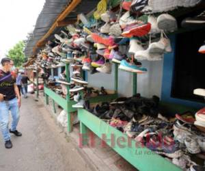 Los puestos de venta de productos de segunda como calzado se han convertido en una alternativa de ahorro para los capitalinos. Foto: Johny Magallanes/El Heraldo