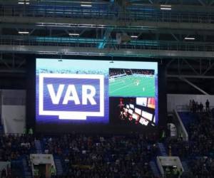 El videoarbitraje (VAR) tiene en medio de la polémica a LaLiga de España. Foto: Agencia AFP.