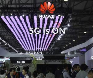 Los visitantes pasan por delante de un letrero que anuncia los servicios de 5G en el pabellón de Huawei en el Congreso Mundial de Mobile en Shanghái. Foto: Agencia AP.