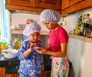 La niña se ganó el apodo de la 'pequeña chef'. Foto: AFP.