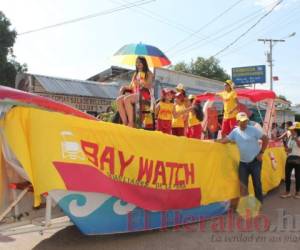 El desfile de carrozas marcó el inicio de la fiesta de San Lorenzo.